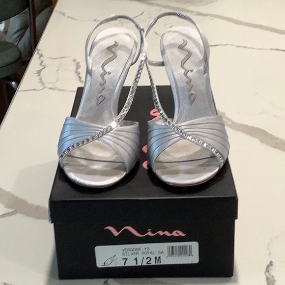 NINA SILVER FABRIC HEELS SIZE 7.5 - Picture 3 of 8